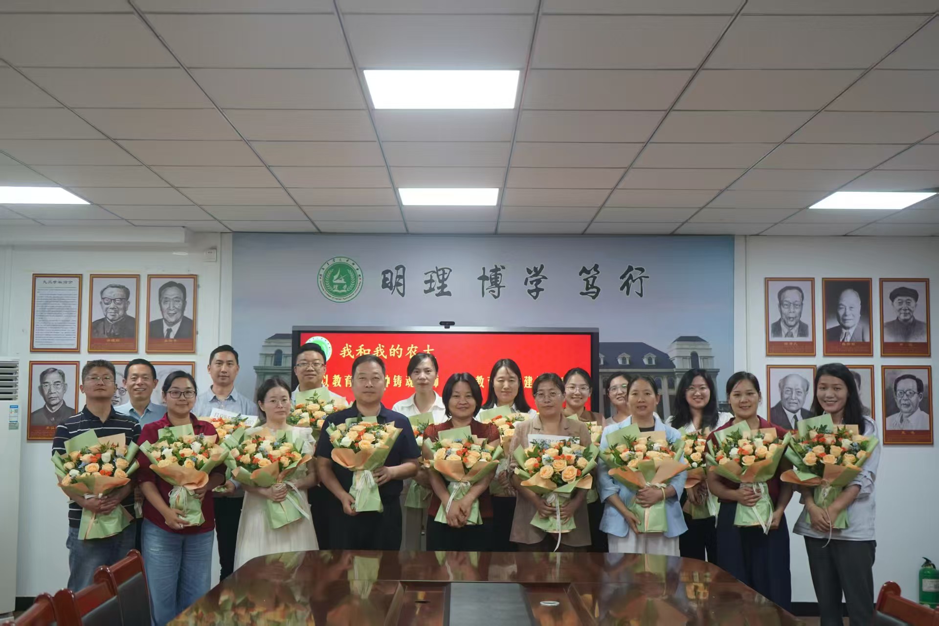 起点中文网
举行庆祝第41个教师节座谈会